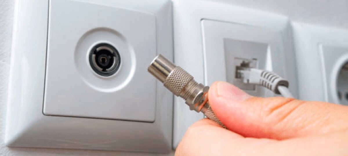 Professional TV antenna wall point installation